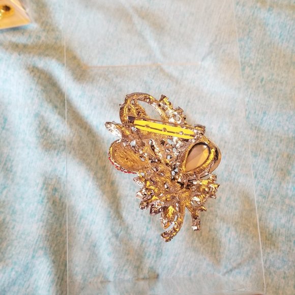 NWT Red Glass Crystal Floral Brooch Pin Silver - Picture 4 of 8